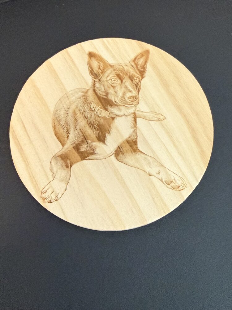 Runder Holzuntersetzer mit graviertem Hundeportrait