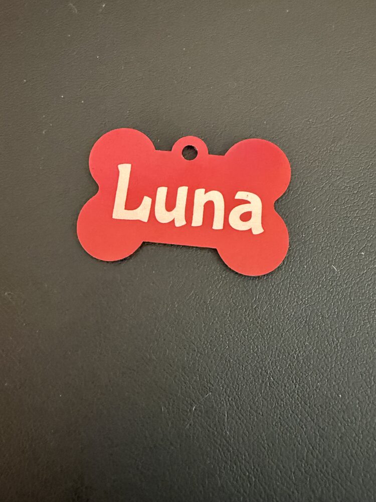 Hundemarke in Knochenform, rot, mit dem Namen Luna graviert