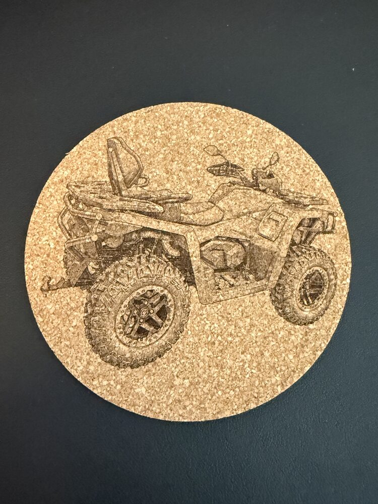 Runder Kork-Untersetzer mit graviertem Quad-Motiv